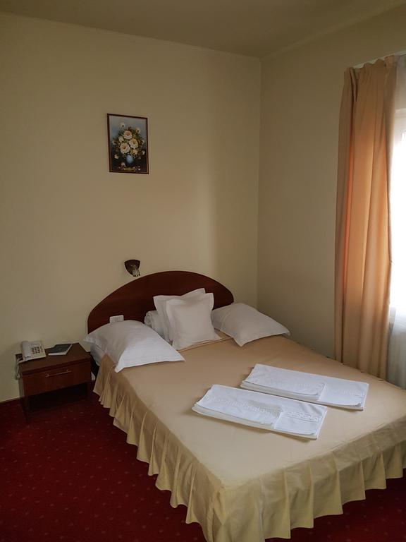 Hotel Iris Arad Exterior photo