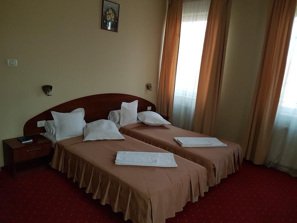 Hotel Iris Arad Exterior photo
