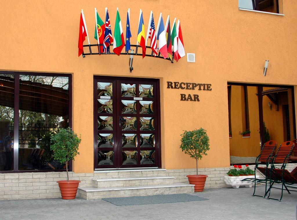Hotel Iris Arad Exterior photo